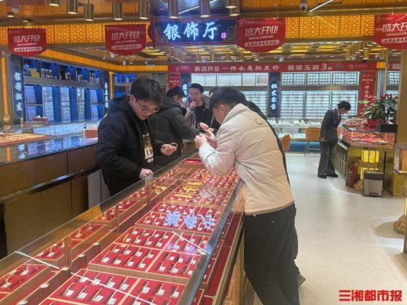金价节节攀升，投资客“越涨越买”
