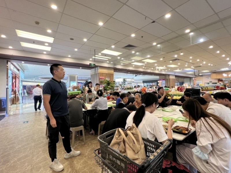 超市变“食堂”，年轻人吃饭有了“新聚点”