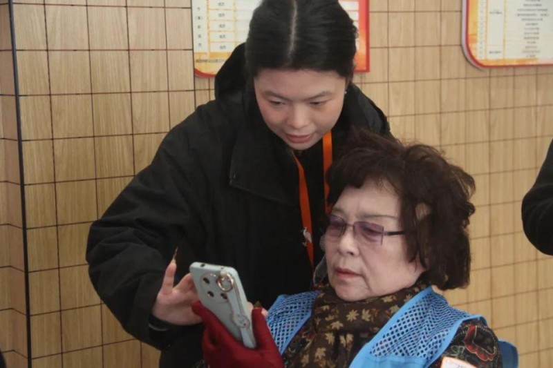 不会用手机点外卖？他们来帮忙