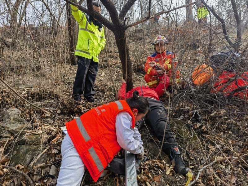 北京摩托车“跑山”热门路线再发意外！一骑手被甩下山坡