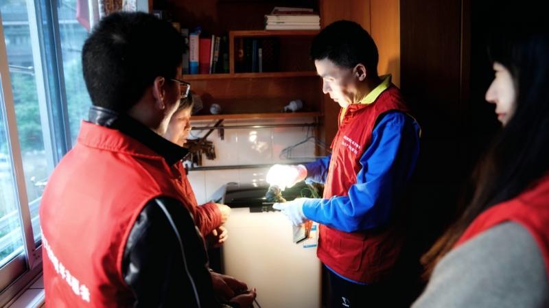 电力青年主动上门服务，“电暖”千万家