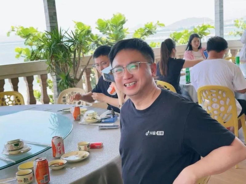 做出年收10亿的爆款后，他投入全部收益要把自己的小说做成游戏