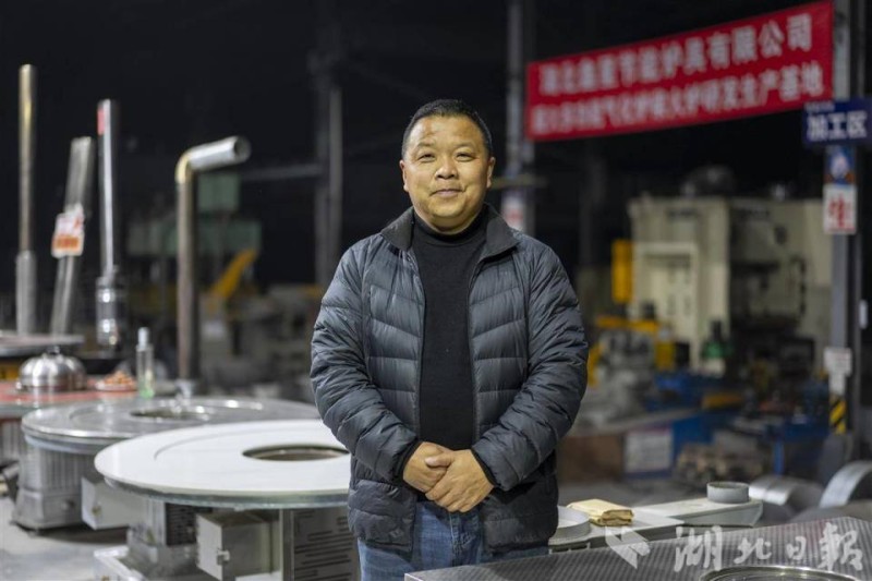 “不务正业”关掉诊所做炉子2006年夏天，在家乡五峰土家族自治县开设门诊的高洪亮，因家里炉具需要改造，与当地茶叶机械厂的师傅们成了朋友。这是他第一次对炉具产生兴趣。“赶在冬季来临前，要给家里的火炉做个