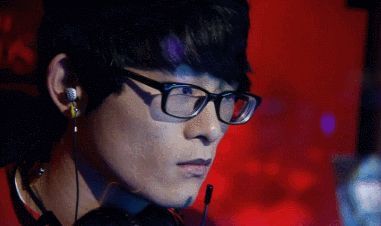 讨厌曲屏手机的人，今年可能要笑疯了
