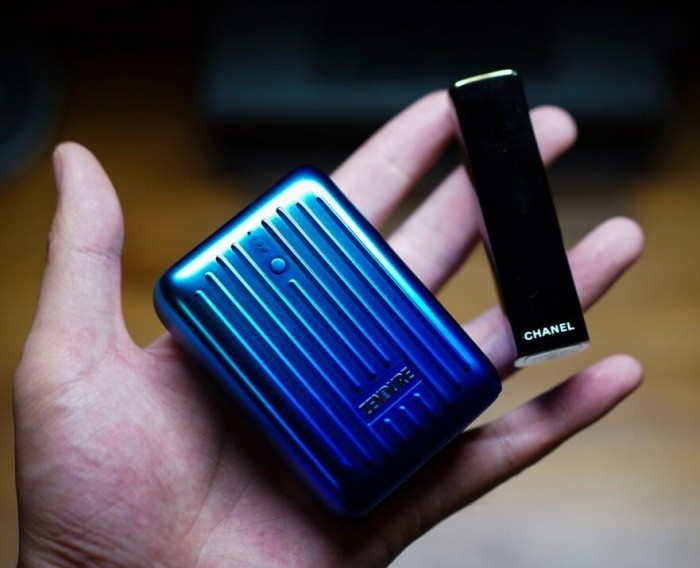 充电宝可以带上飞机吗？抗摔耐压的SuperMini上机更安全充电宝可以一边充电一边充手机吗「充电宝可以带上飞机吗？抗摔耐压的SuperMini上机更安全」