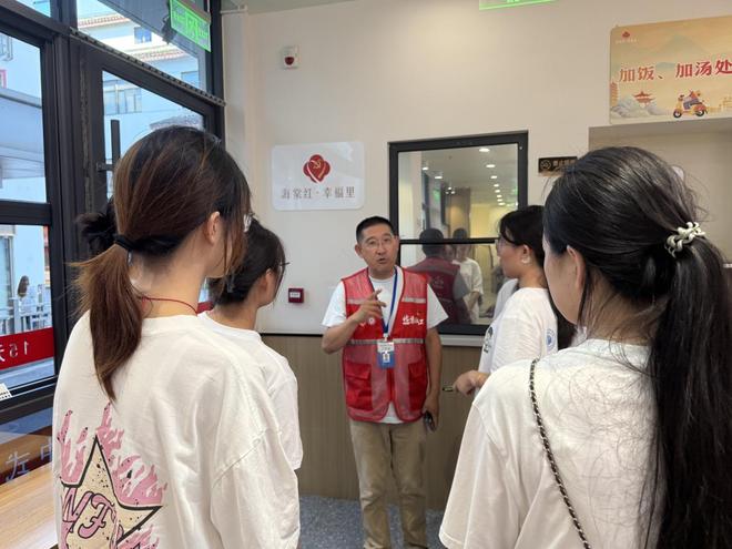 苏州城市学院学子调研豫园食堂非遗美食与智慧养老