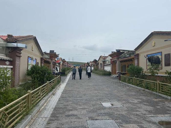 7月24日，青海海北藏族自治州刚察县果洛藏贡麻村，村中街道干净整洁。中青报·中青网记者 贾骥业/摄