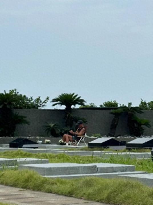 泪目！具俊晔守着大S墓地吃面，碗筷放墓碑上，临走必拥吻墓碑！