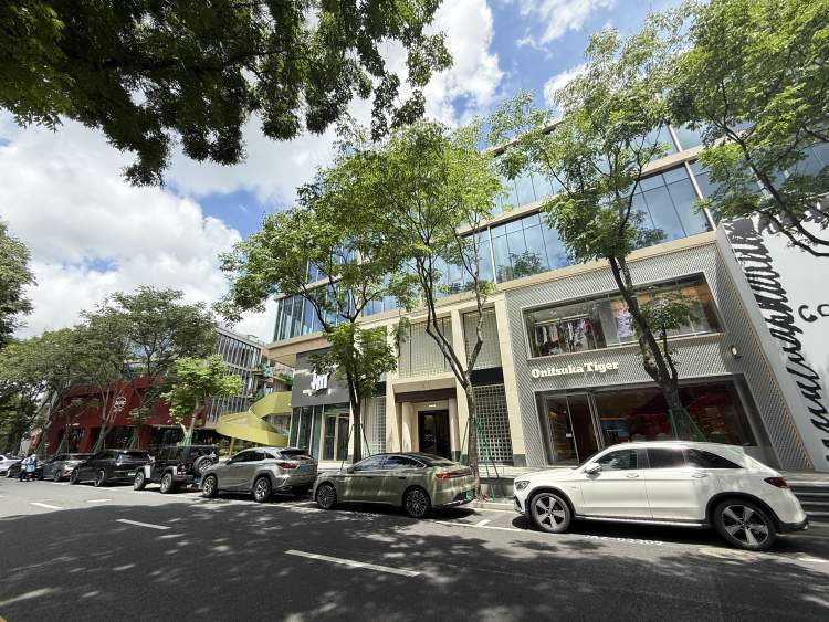 上海这500米的小马路沉寂30多年重焕生机！多家首店、潮牌店持续上新，附近养宠人士点赞其超大草坪