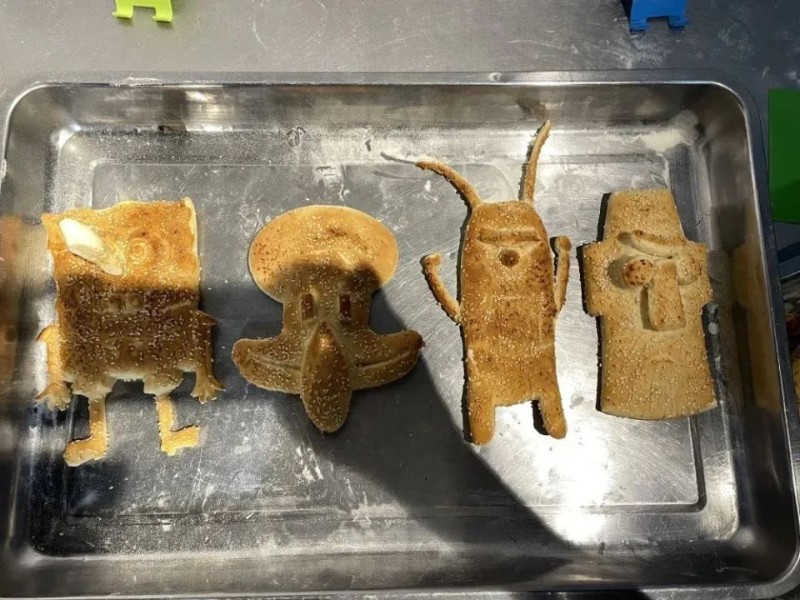 河南95后研究生卖“军火烧饼”，1元1个专卖小学生