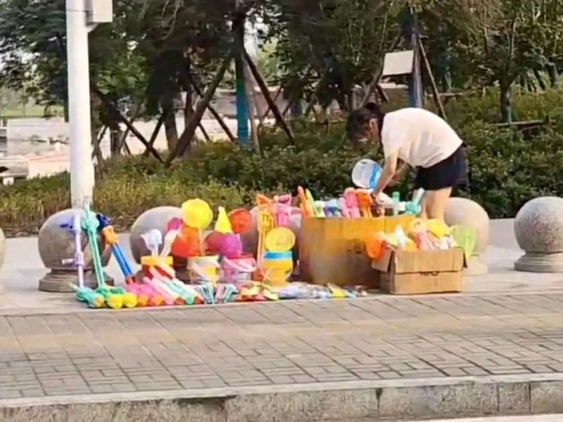 14岁女孩公园摆摊25天赚2000元 网友不淡定了