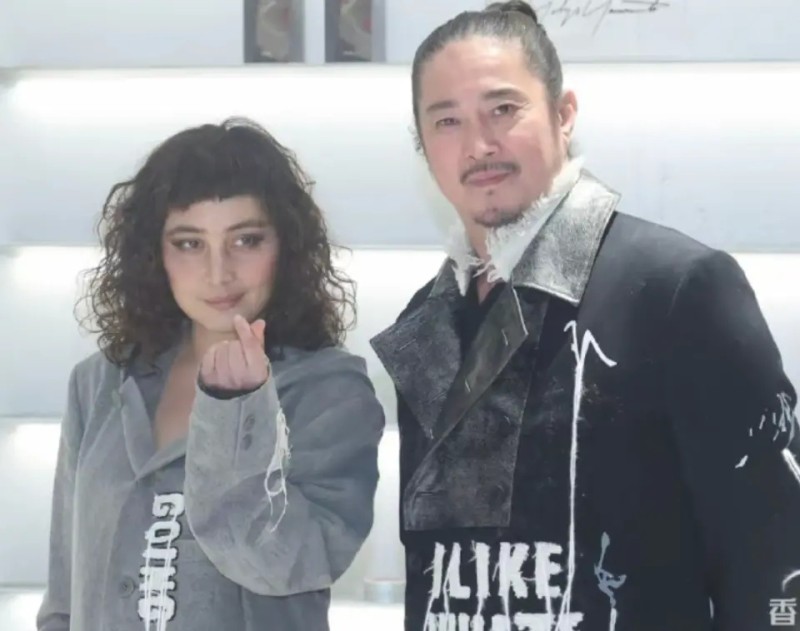 赌王女儿突然宣布老公因病入院，到美国手术，两人都在娱乐圈发展