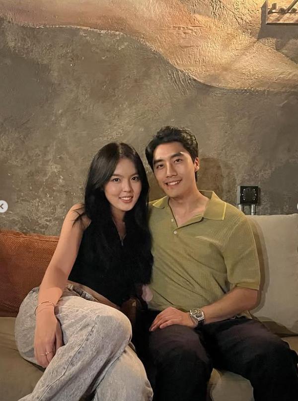 恭喜！李咏女儿官宣恋情！23岁法图麦晒和男友合影，男友打扮帅气，身份不简单