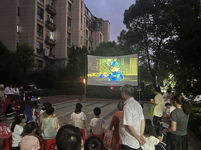 景山社区：银幕映星际 童趣满夏夜