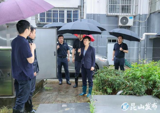陈丽艳范建青督查台风“竹节草”防御工作