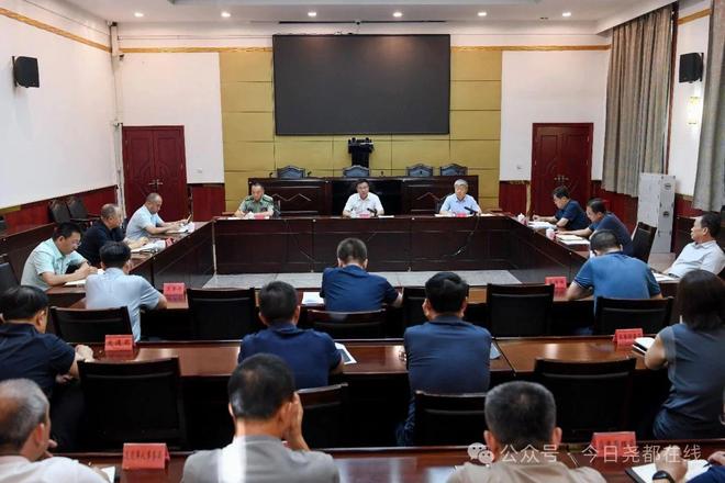 区委召开议军会议 崔绍民主持