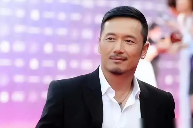 TVB“不老男神”与女粉丝合照，被质疑身高造假，粉丝亲自解释