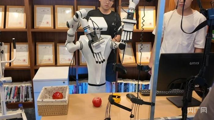 湘江实验室相关团队训练具身智能机器人(央广网记者黄珂岚 摄)