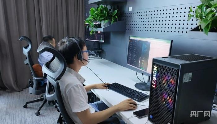 技术人员开展AI视频翻译工作(央广网记者黄珂岚 摄)
