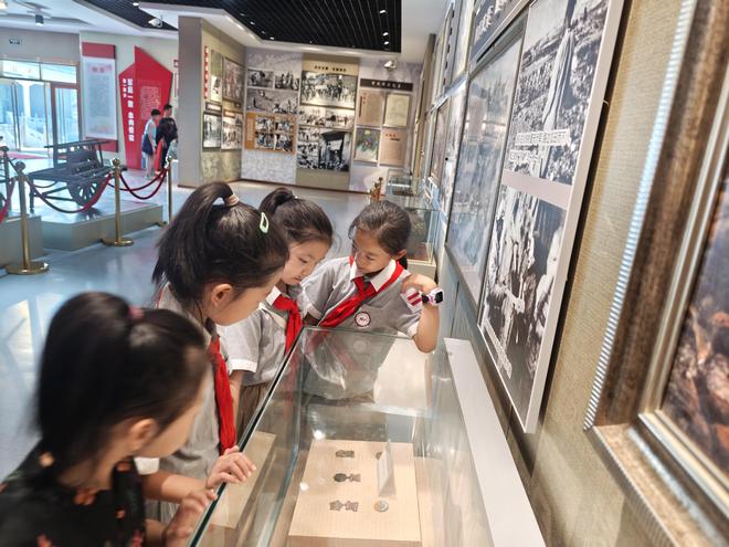 追寻解放记忆！虹桥小学少先队员的纪念馆实践课
