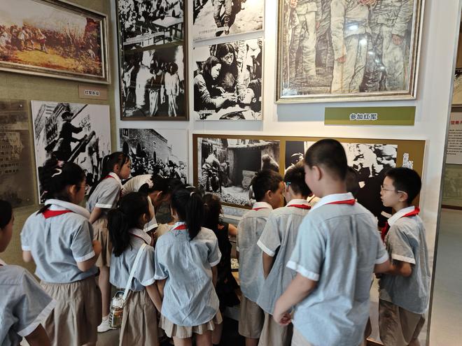 追寻解放记忆！虹桥小学少先队员的纪念馆实践课