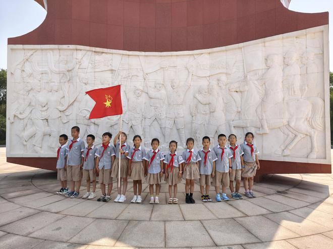 追寻解放记忆！虹桥小学少先队员的纪念馆实践课