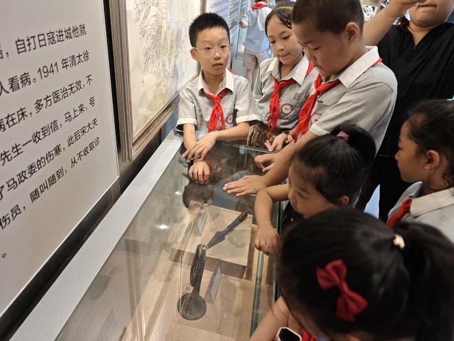 追寻解放记忆！虹桥小学少先队员的纪念馆实践课