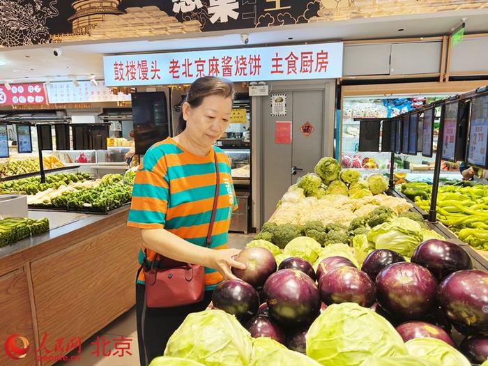 全阿姨在胡同超市买菜。人民网记者李博摄