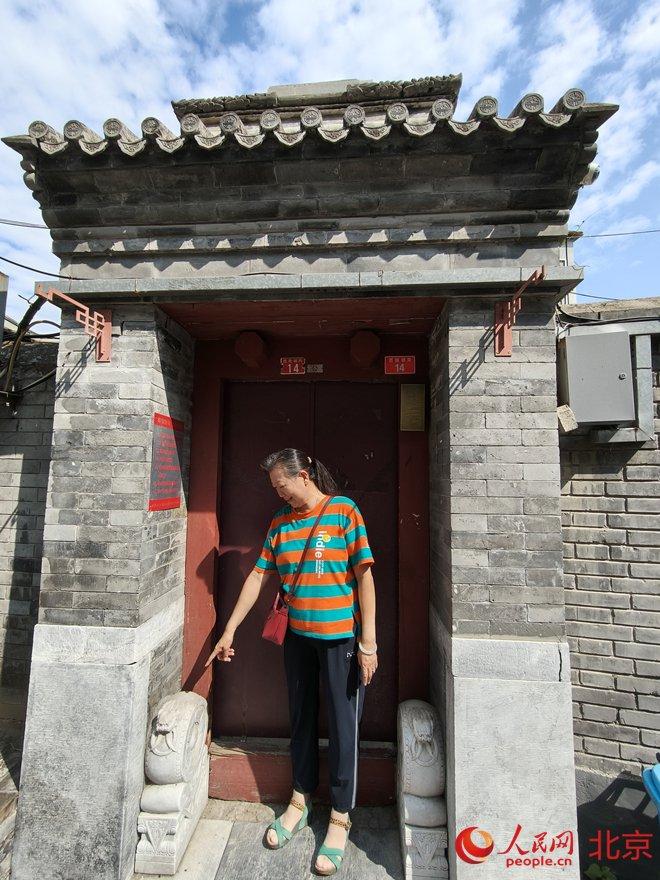 胡同改造保留了老门墩和旧砖墙。人民网记者李博摄