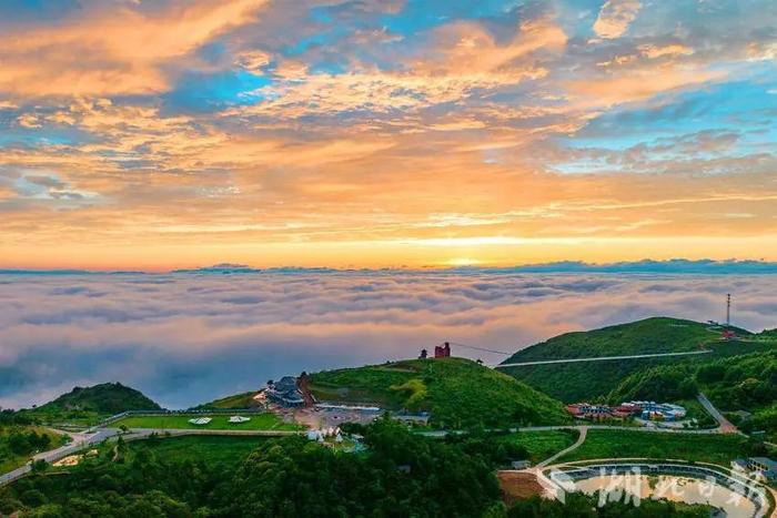 百里荒晚霞。图源:湖北日报