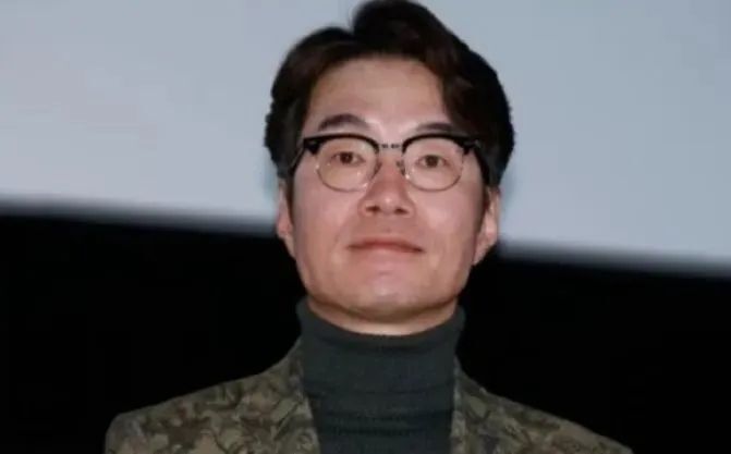 55岁男演员被发现在车内去世，此前曾因酒驾被逮捕