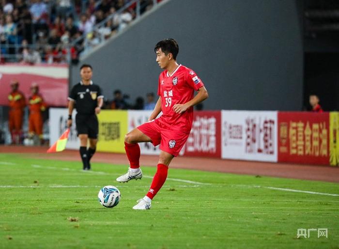 8月3日，盐城主场对战常州的比赛现场（央广网记者 顾炀威 摄）