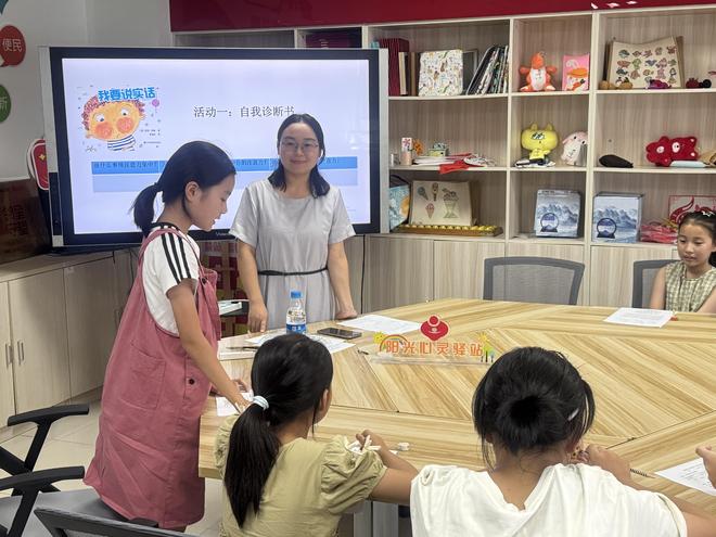 康佳社区：注意力闯关启心智，心理课堂润成长